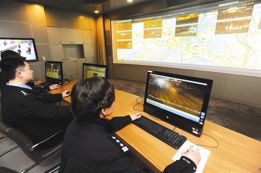 城市視頻監(jiān)控系統(tǒng)實現(xiàn)武漢三鎮(zhèn)全監(jiān)控 （記者鄒斌 攝）