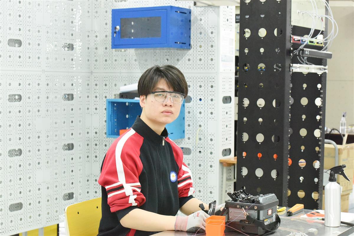 勤學苦練技能過人 一高中生獲評“武漢市技術(shù)能手”
